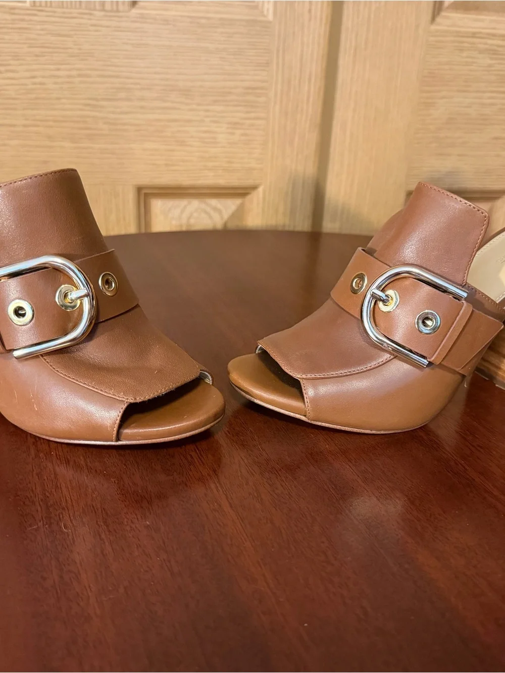 MICHAEL Michael Kors Tan Leather With Gold Buckle Block Heel Mules - Size US7